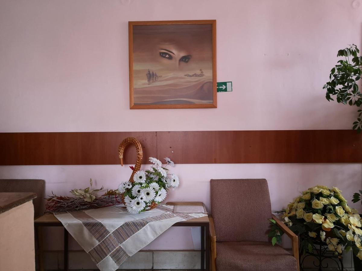 Biela Labut Hotel Michalovce Ngoại thất bức ảnh